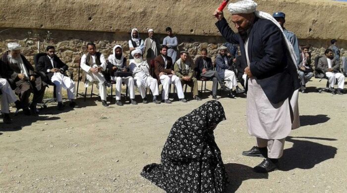 আফগানিস্তানে প্রকাশ্যে মৃত্যুদণ্ড কার্যকর করল হত্যার শিকার হওয়ার ব্যক্তির বাবা