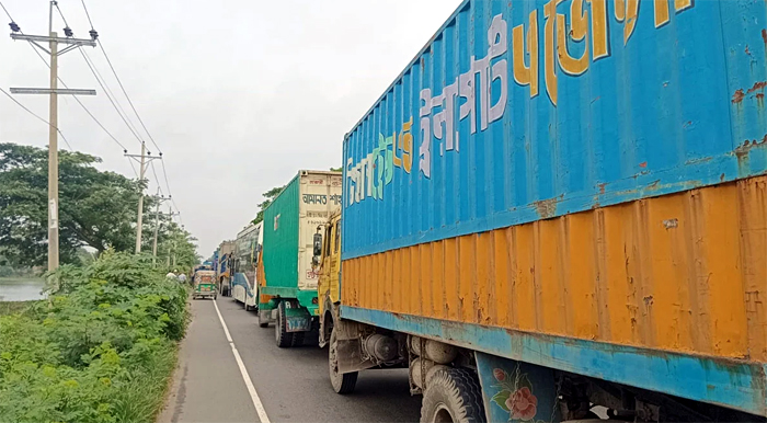 ঈদযাত্রা: কুমিল্লার ৪ মহাসড়কে তীব্র যানজট, দুর্ভোগে যাত্রীরা