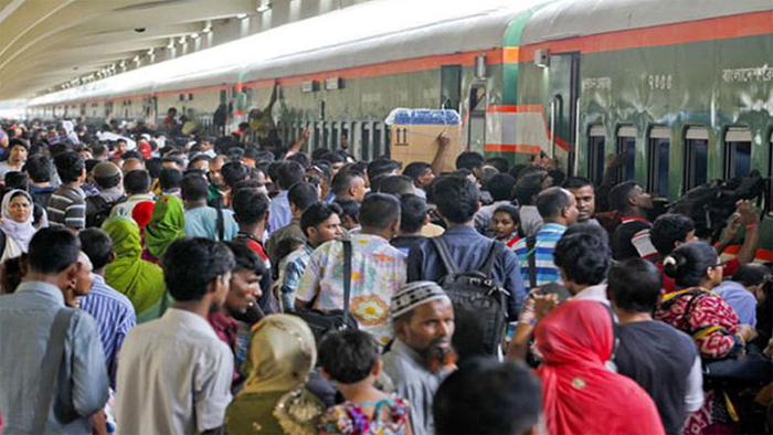 ঈদযাত্রা: কমলাপুর স্টেশনে ঘরমুখো মানুষের ভিড়