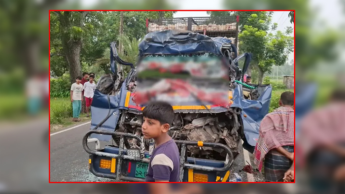 দাঁড়িয়ে থাকা ট্রাকে মুরগিবাহী পিকআপের ধাক্কা, নিহত ৪