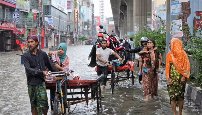 জলাবদ্ধতায় স্থবির রাজধানী, অলিগলি-প্রধান সড়ক সবখানেই পানি