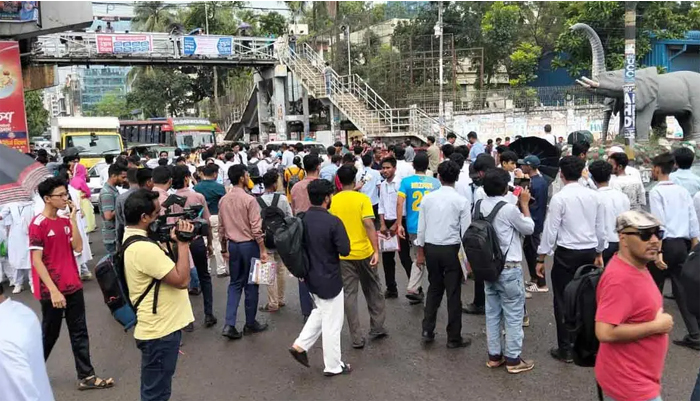 সচিবালয়ের পথে এইচএসসি পরীক্ষার্থীদের লংমার্চ