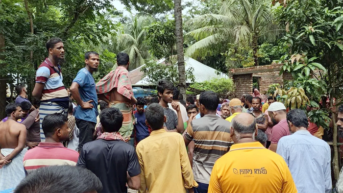 বসতঘর থেকে একই পরিবারের ৩ জনের গলিত লাশ উদ্ধার