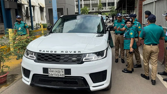 উল্টো পথে বেপরোয়া মন্ত্রীর গাড়ি, দুই মামলা দিল পুলিশ