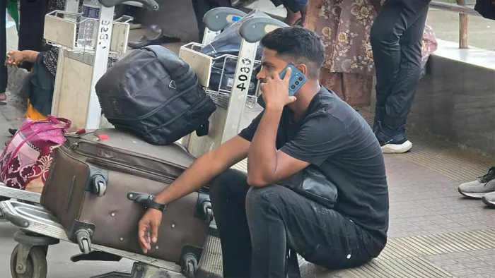 বিমানবন্দরে অপেক্ষায় আড়াই হাজার যাত্রী, কর্মস্থলে ফেরা অনিশ্চিত