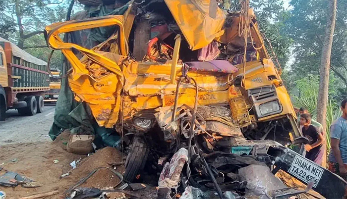 নাটোরে বাস-ট্রাক মুখোমুখি সংঘর্ষে শিশুসহ নিহত ১৩